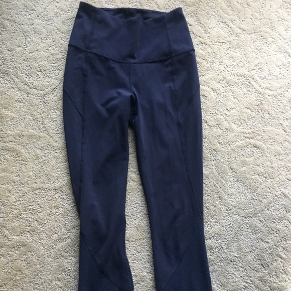 BLACK Lululemon leggings with mesh paneling - Picture 3 of 6